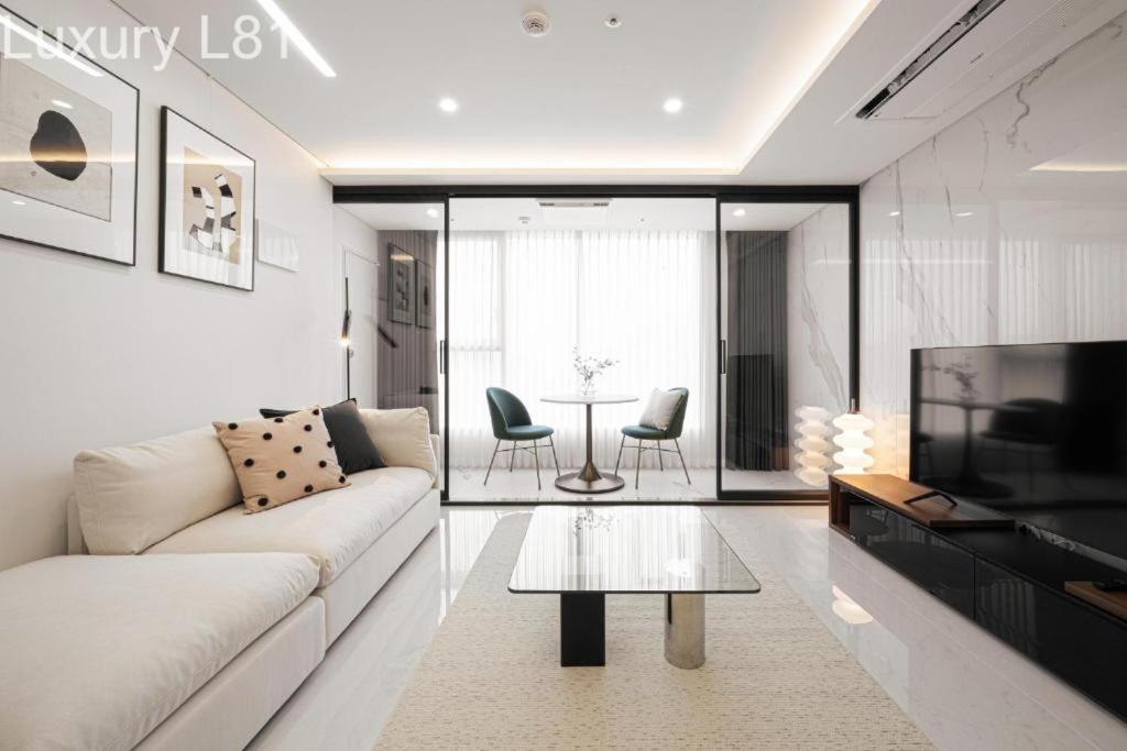 Angia Luxury Apartment Inside Landmark 81 Tower ホーチミン市 エクステリア 写真