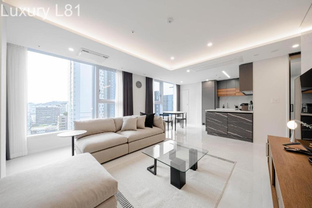 Angia Luxury Apartment Inside Landmark 81 Tower ホーチミン市 エクステリア 写真
