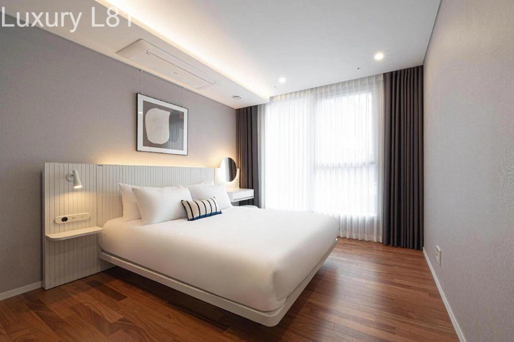 Angia Luxury Apartment Inside Landmark 81 Tower ホーチミン市 エクステリア 写真