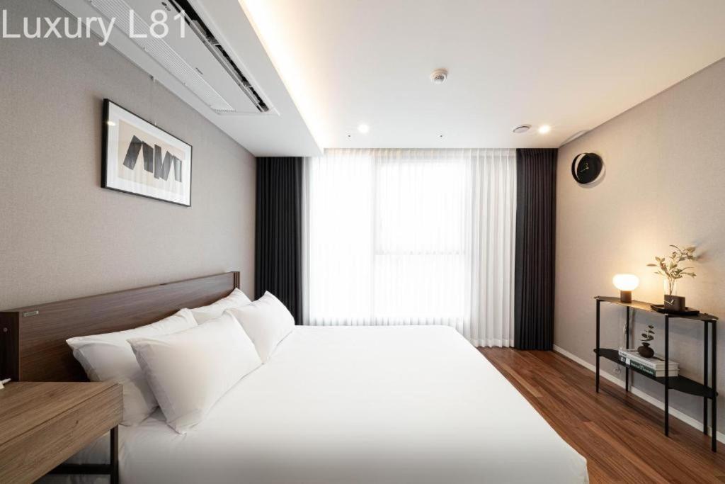Angia Luxury Apartment Inside Landmark 81 Tower ホーチミン市 エクステリア 写真